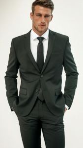 Lapela estreita pede gravata slim.