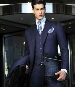 camisa com listras pequenas e gravata com listras grande