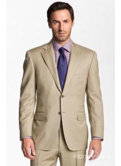 Lapela larga pede gravata normal.