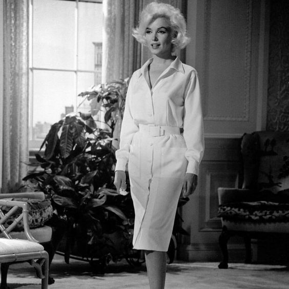 Marilyn Monroe usando vestido chemise em 1962.