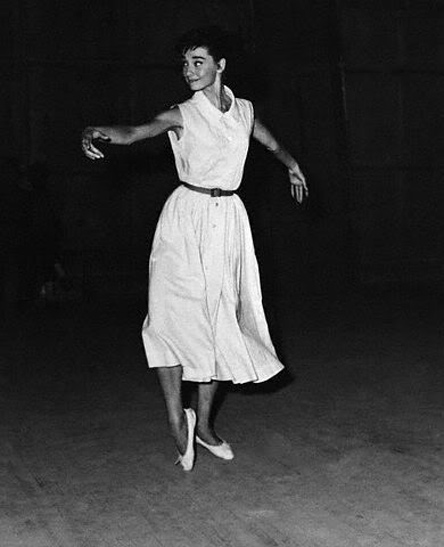 Audrey Hepburn, usando vestido chemise em 1955