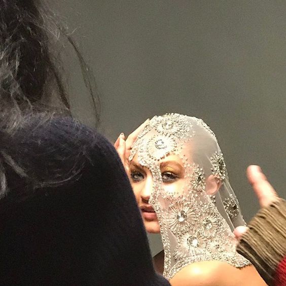 Gigi Hadid durante sessão de fotos para a Vogue Arabia.