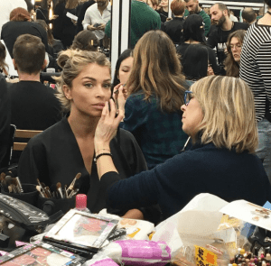 Grazi Massafera sendo maquiada para desfile