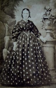 Mulher fotografada por volta de 1865.