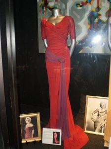 Vestido usado por Marilyn Monroe em 05 de Setembro de 1952 para fotografar a publicidade do filme "O Inventor Da Mocidade - The Monkey Business", de 1952. VESTIDO ORIGINAL exposto no museu de Los Angeles. Peça Vintage.