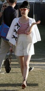 Dita Von Teese usando uma mistura de grifes que deu um look retrô.Dita Von Teese usando uma mistura de grifes que deu um look retrô.